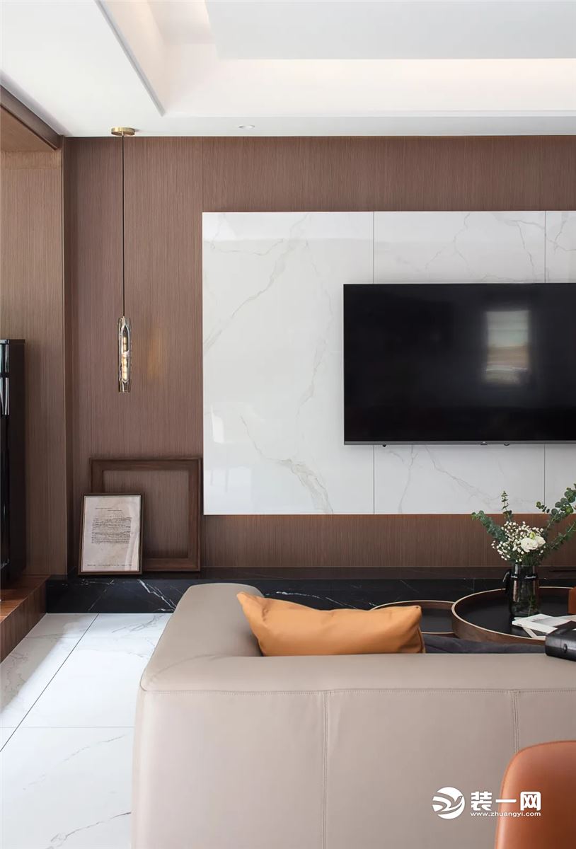 电视墙采用白色瓷砖元素，以大面积华丽自然的质感与纹理搭配，使得空间更具现代感、时尚感。