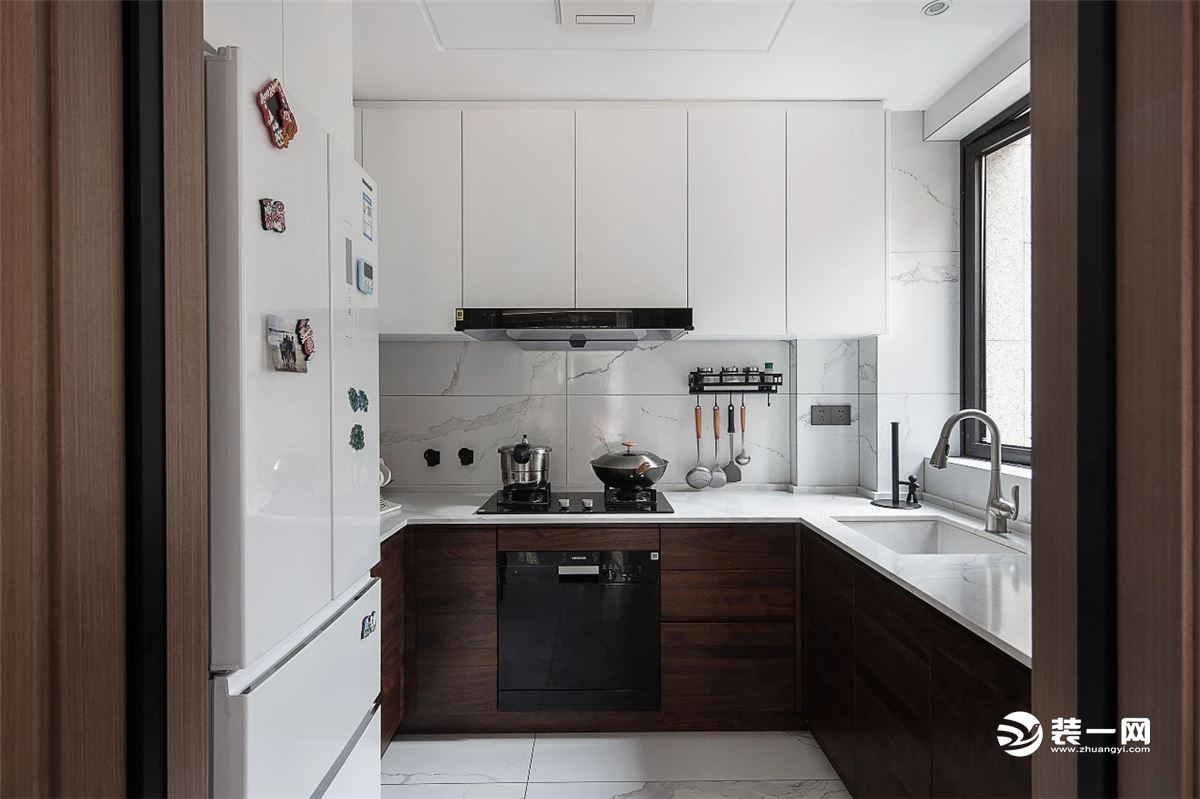 厨房采用对比颜色更为强烈的白色瓷砖与深棕色木纹，交融呼应出生活的本相，交叠出空间层次感。