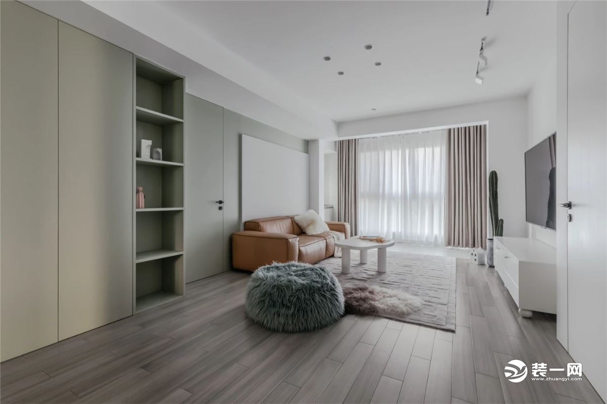 简约清爽的客厅，采取无主灯的设计，橙色的皮沙发、白色的小茶几下垫着粉灰色地毯，显得简单舒适而大方。