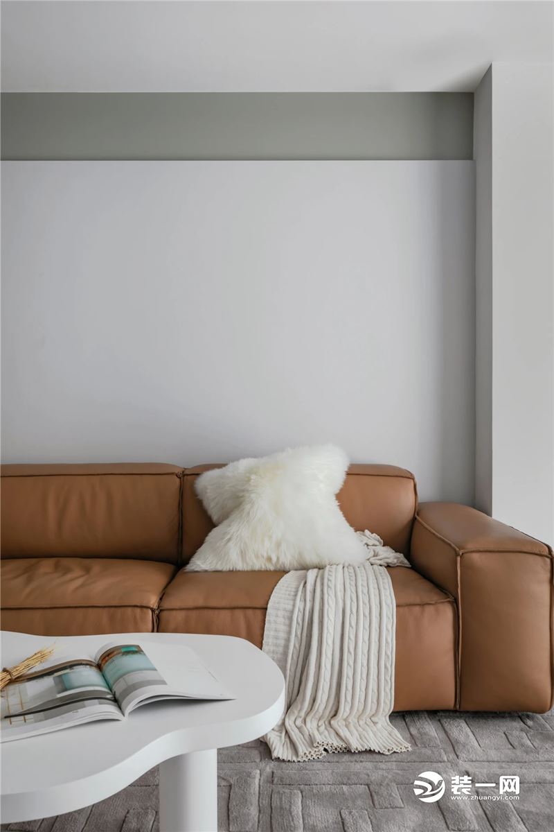 沙发上的布艺与抱枕，茶几上的杂志，整体文艺精致的材质，也让空间显得更加温馨舒适。