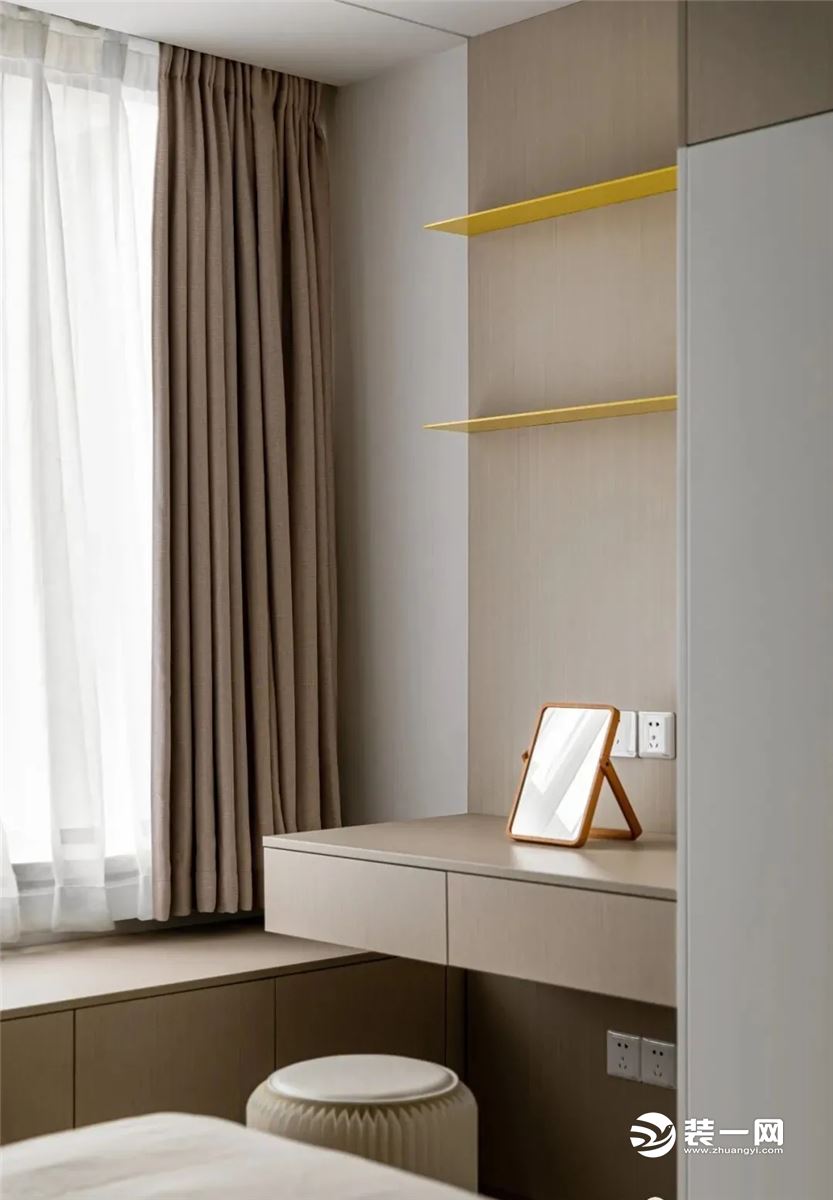 飘窗区的梳妆台兼具书桌功能，柠檬黄色钢板置物架搭配木色凸显了空间的现代性。