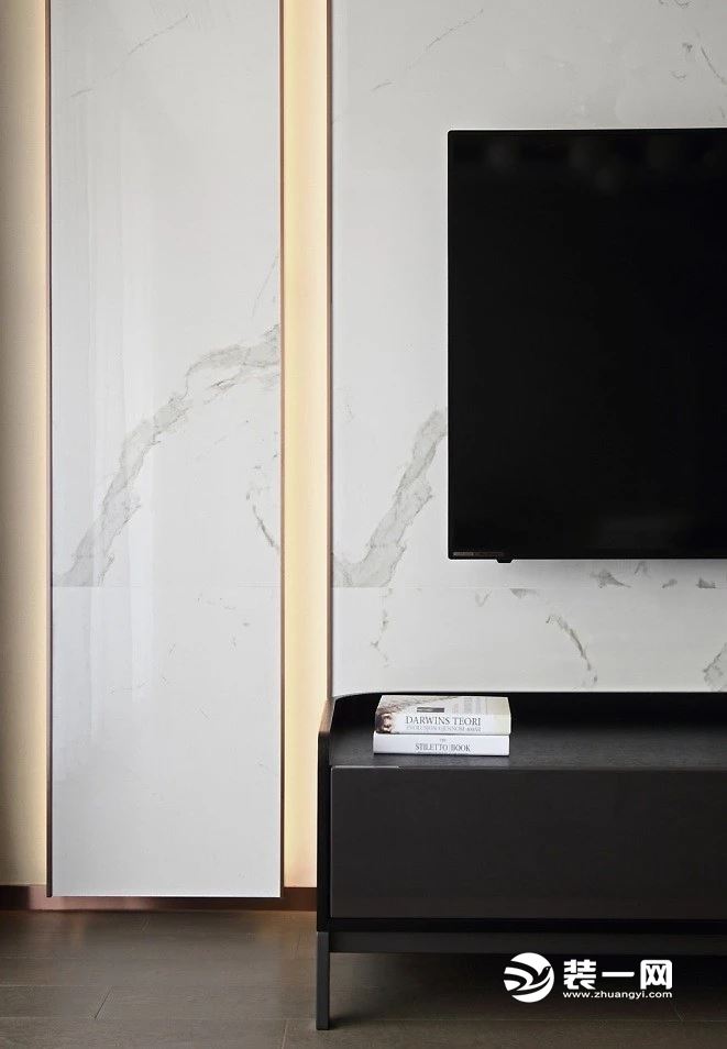 优雅别致的电视柜，配合着白色的背景墙，使空间更显气质。