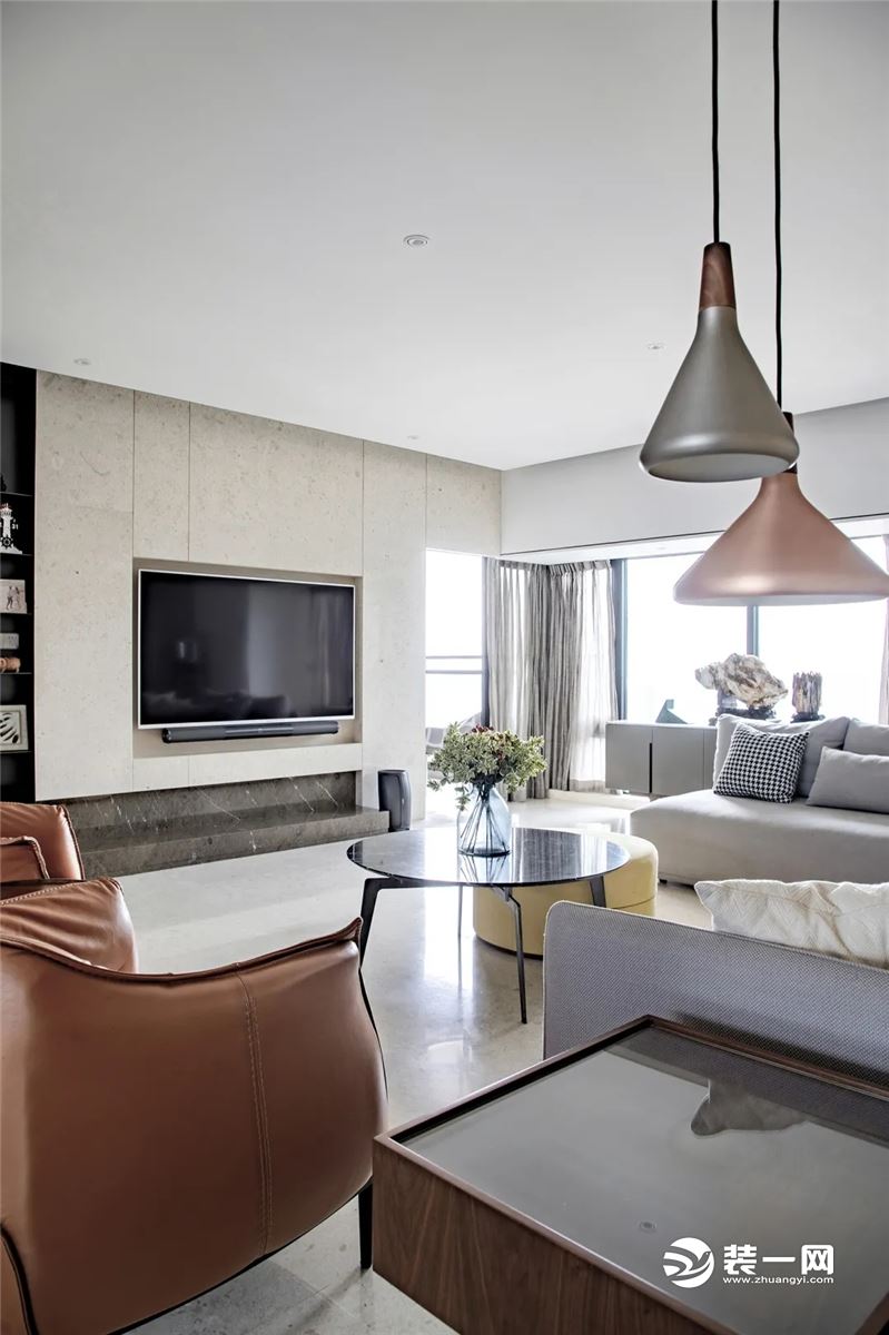 沙发加入略显明亮的橘色，既保证了室内颜色的协调统一，又为家里增添了温暖感。