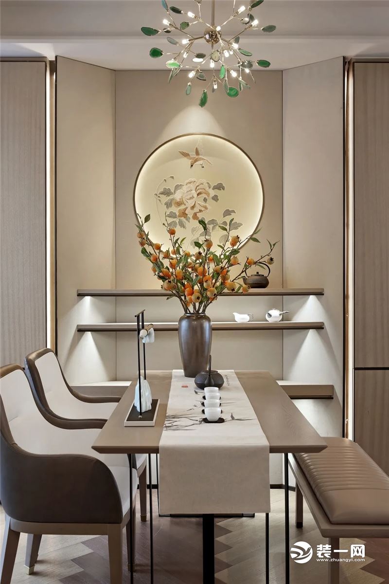 餐厅做了简单的装饰造型，突出中式的特色和韵味，细节处显露主人的襟怀若谷。