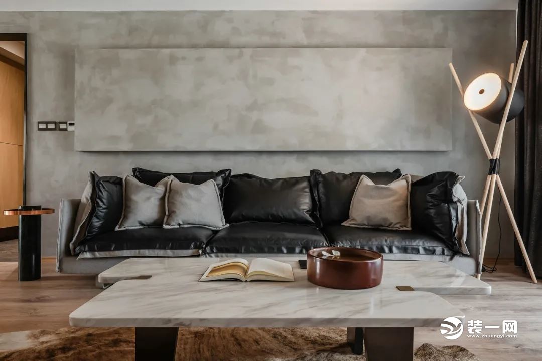 黑色皮革和灰色布艺完美融合的沙发，给生活在空间里的人提供了绝佳的坐感和观感。