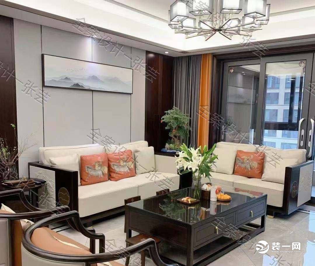 客厅中式味道的家具与宽敞的空间相得益彰，去除繁杂的装饰，留下精简干练的线条，极尽表现生活中的舒适性。