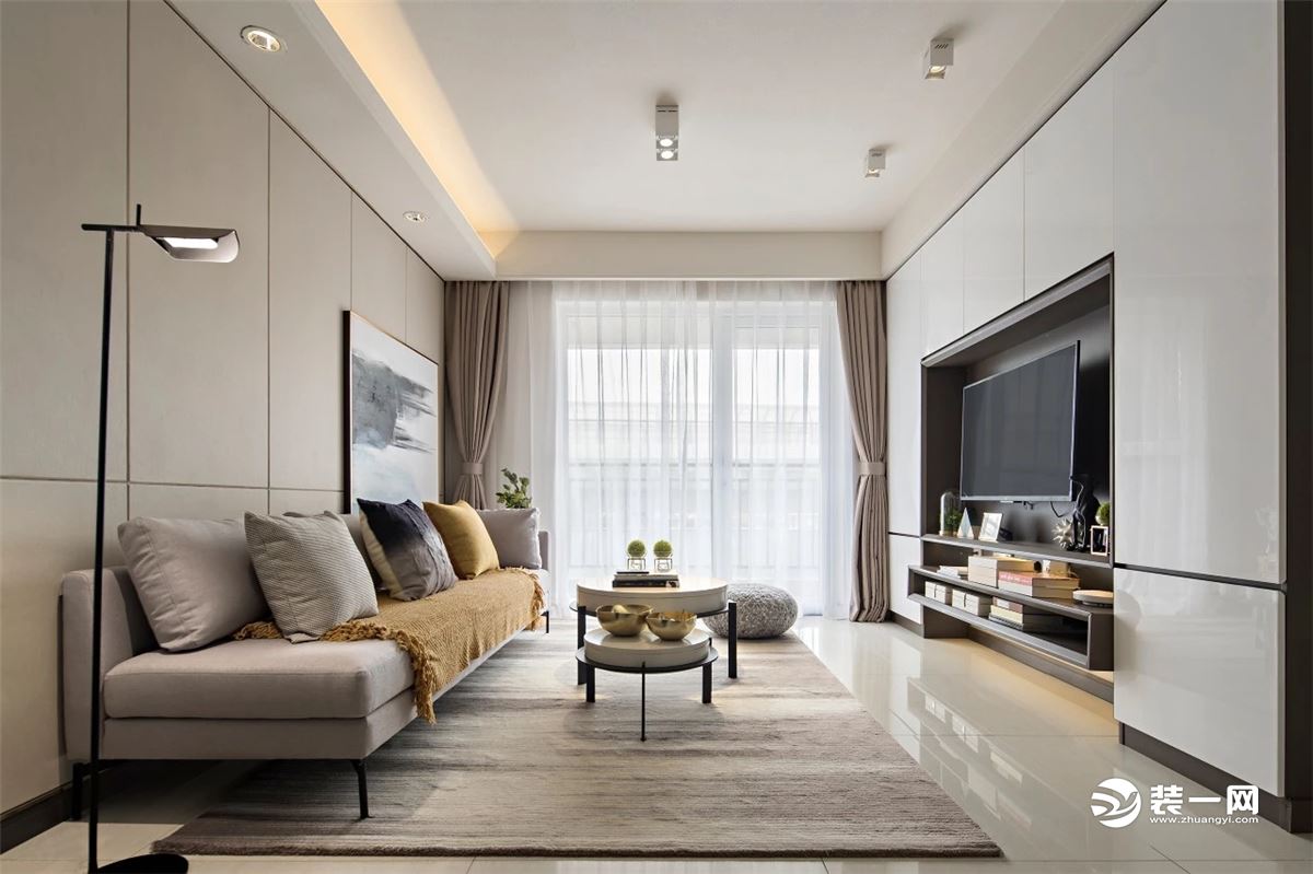 客厅现代布置，简单的造型及无主灯设计，米黄色的暖色风，让人对家多了一分依赖感！