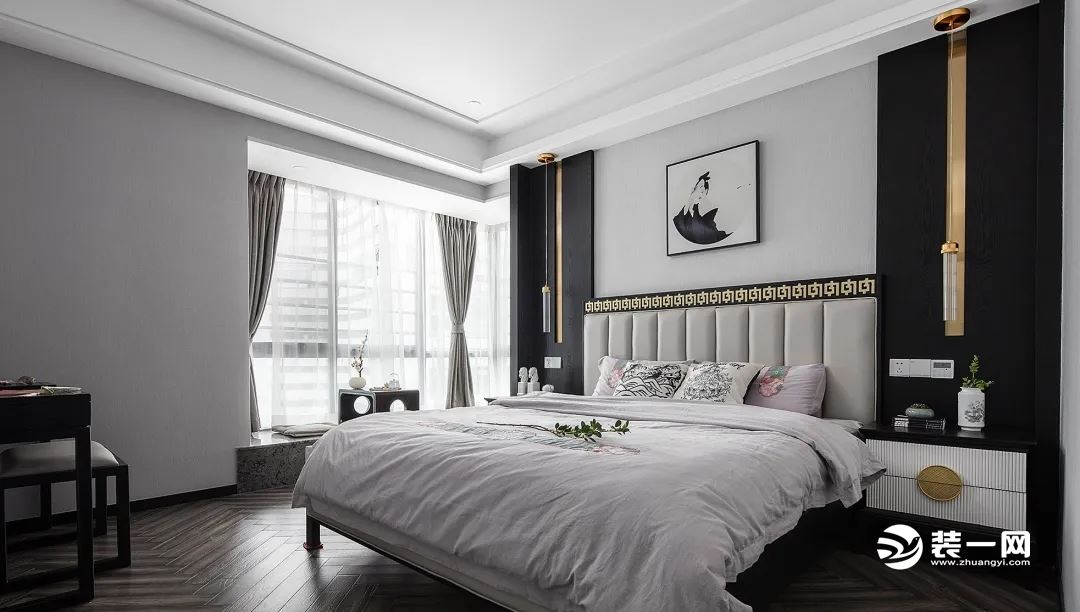 起居室采用对称式的布局方式，格调高雅，造型简朴优美，色彩浓重而成熟。