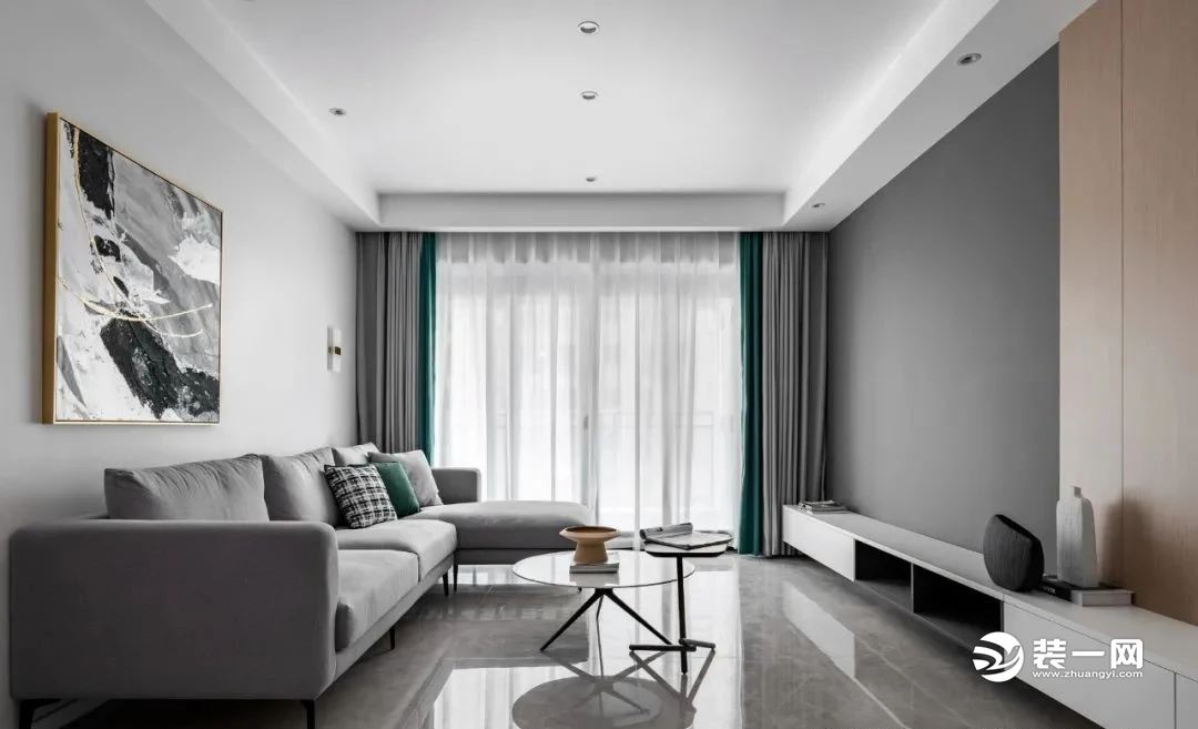客厅空间方正，采光充足，地面通铺灰色石纹瓷砖，顶面点光源设计干练简洁。