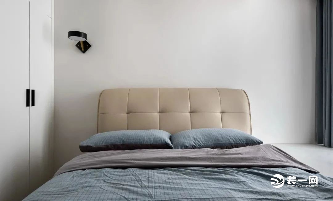 次卧空间不大，干净的白墙搭配卡其色软包大床，营造温馨就寝氛围。