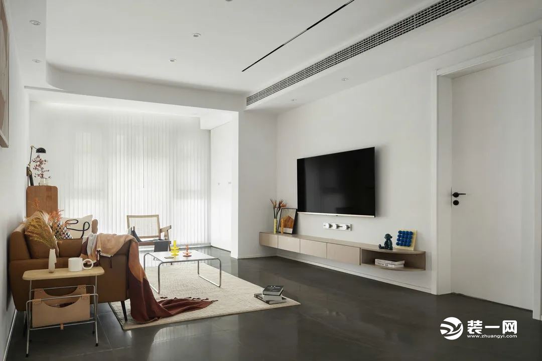 减少了造型设计，更注重材质与色彩搭配，以最简单的布置，打造出宽敞而高级的居家空间。