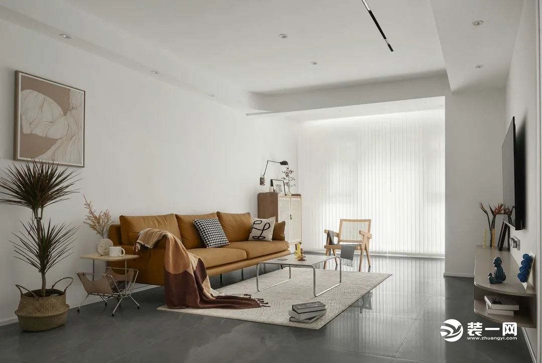 客厅采用无主灯的设计，利用点光源和壁灯组合的方式，满足客厅照明需求。
