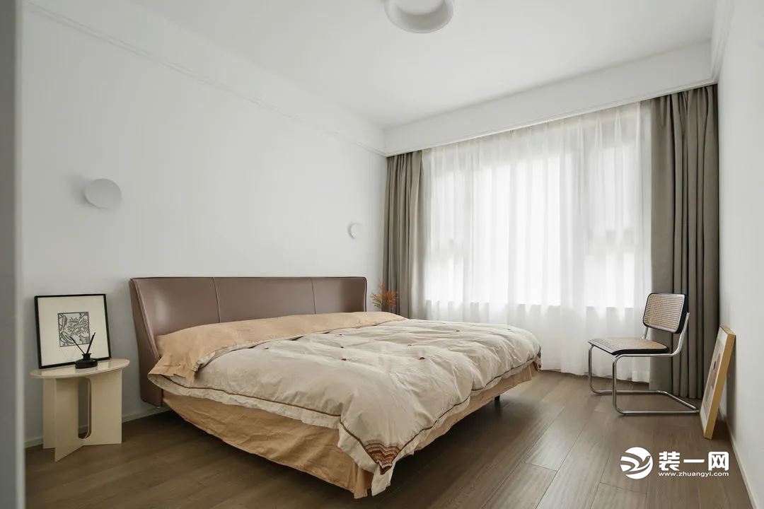 简单纯粹的睡眠空间，皮质床头靠背，搭配一对简约壁灯和轻柔质感的窗帘，简约美感油然而生。