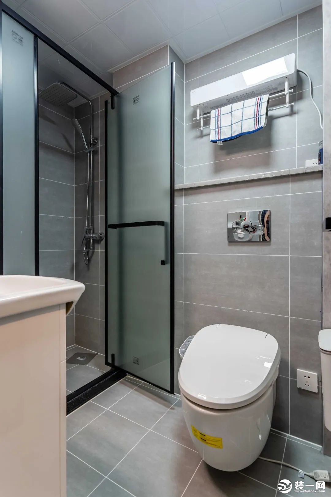 卫生间干湿分离，极大提升了卫生间的使用舒适度。低调沉稳的配色也让整个空间更加简洁。