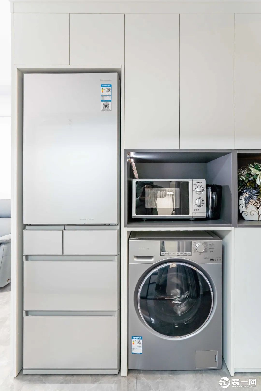 利用狭长的走廊打造个性定制空间，用于收纳冰箱、洗衣机等大件电器，可减少厨房、卫生间负担。