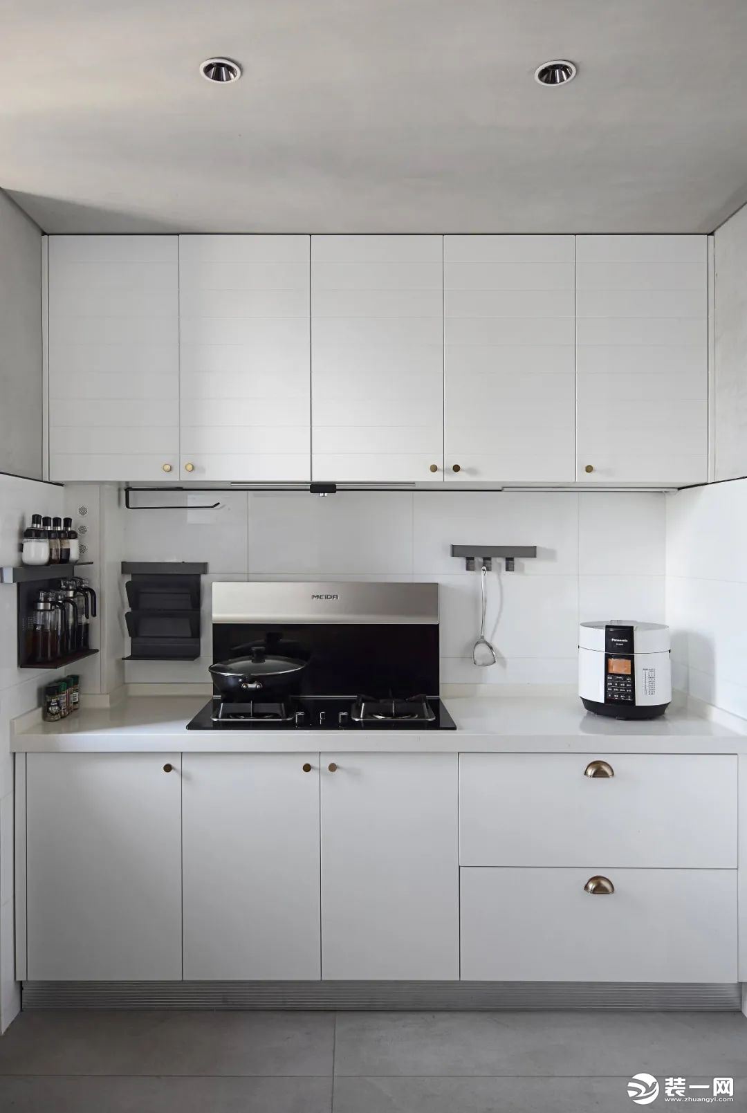 白色通顶橱柜、地柜能够尽可能多地收纳厨具等物品，满足收纳需求。