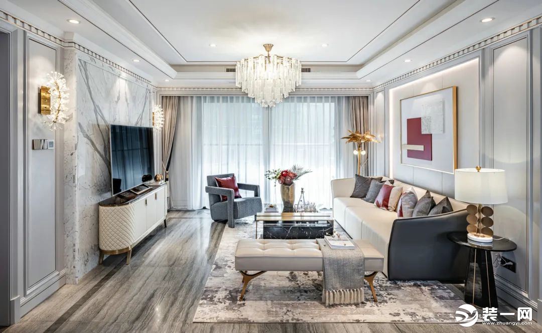 客厅在纯白色的主基调上，用明亮的色彩与金属材质进行调和与碰撞，增加空间的趣味性。