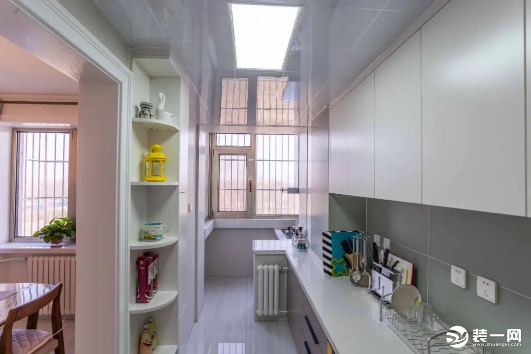 厨房的空间是狭长型，因此设计了一字型操作台，最大程度地利用了整个空间。