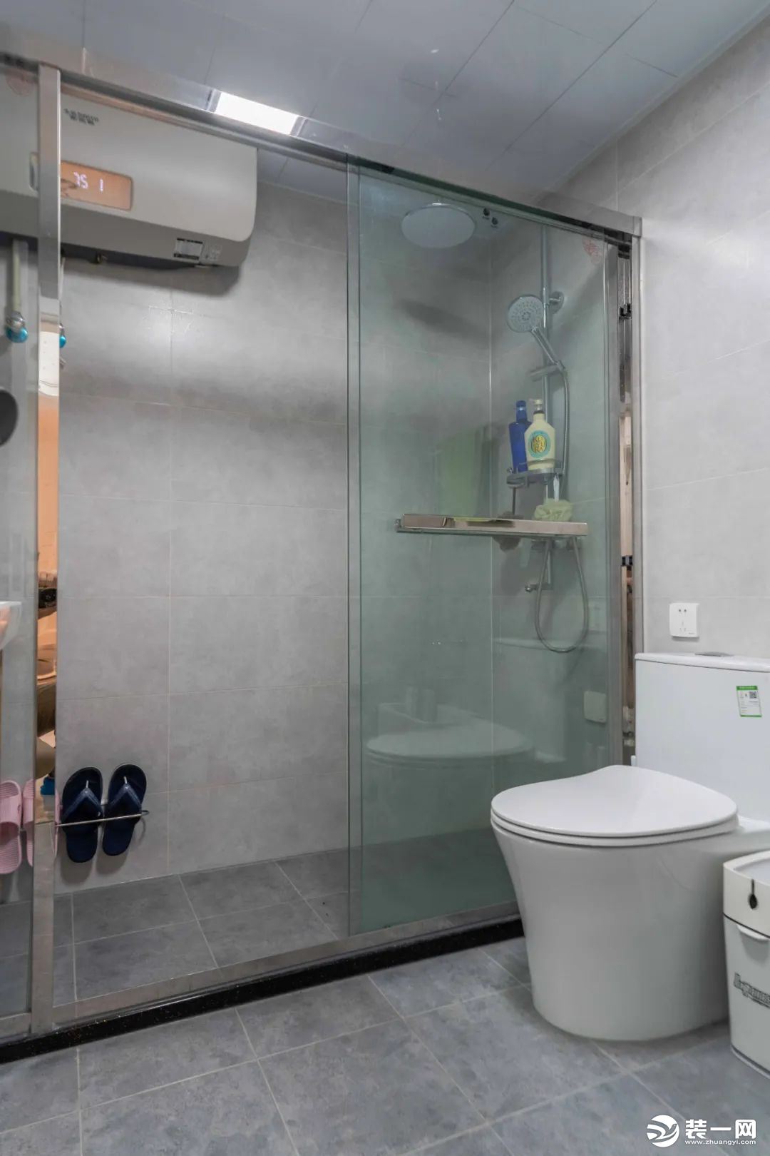 卫生间内部有独立的淋浴房，全透明的玻璃设计不仅有着超高颜值，还使得空间格外通透明亮。