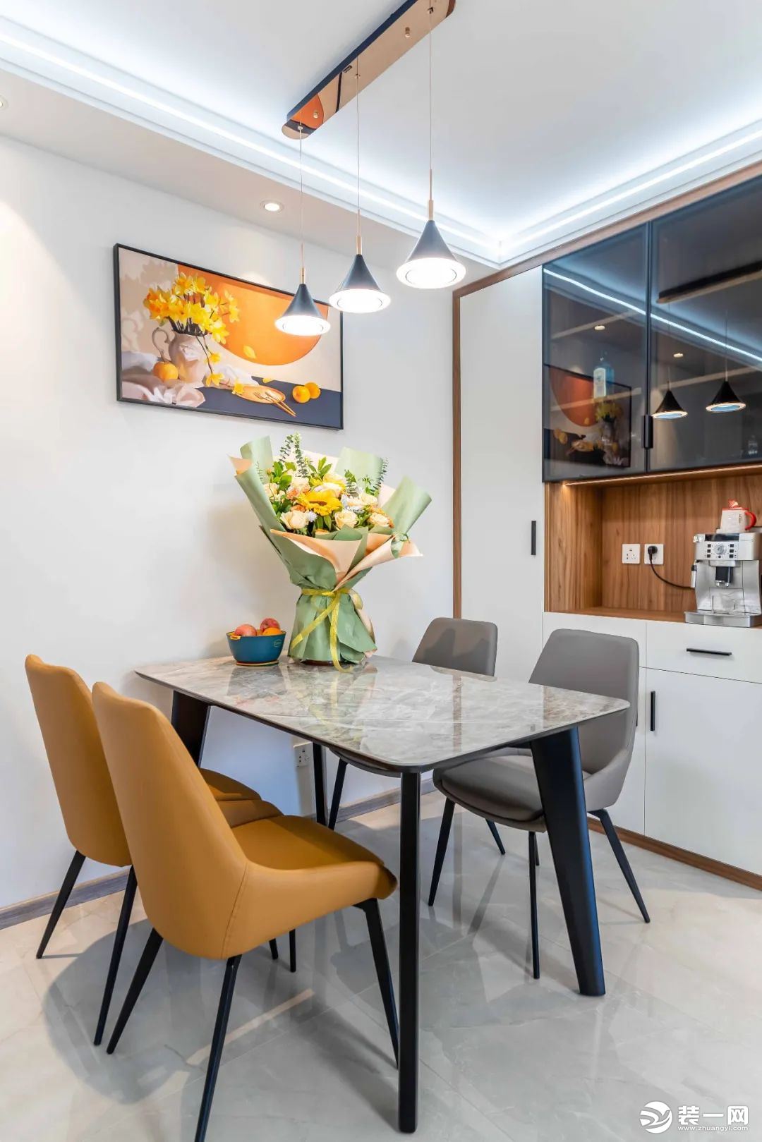 深灰色以及橙色的餐椅搭配，使整体空间更有层次感。