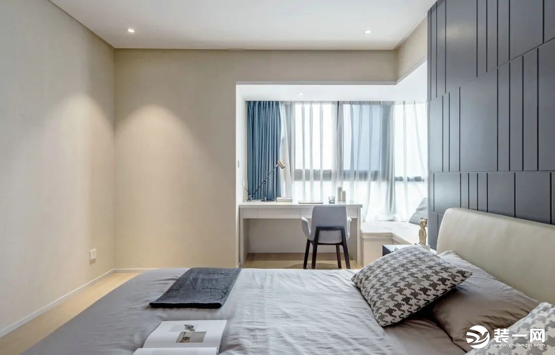 卧室以灰色调为基底，营造出优雅柔和的睡眠环境，充满华丽感的黄铜元素饰品。