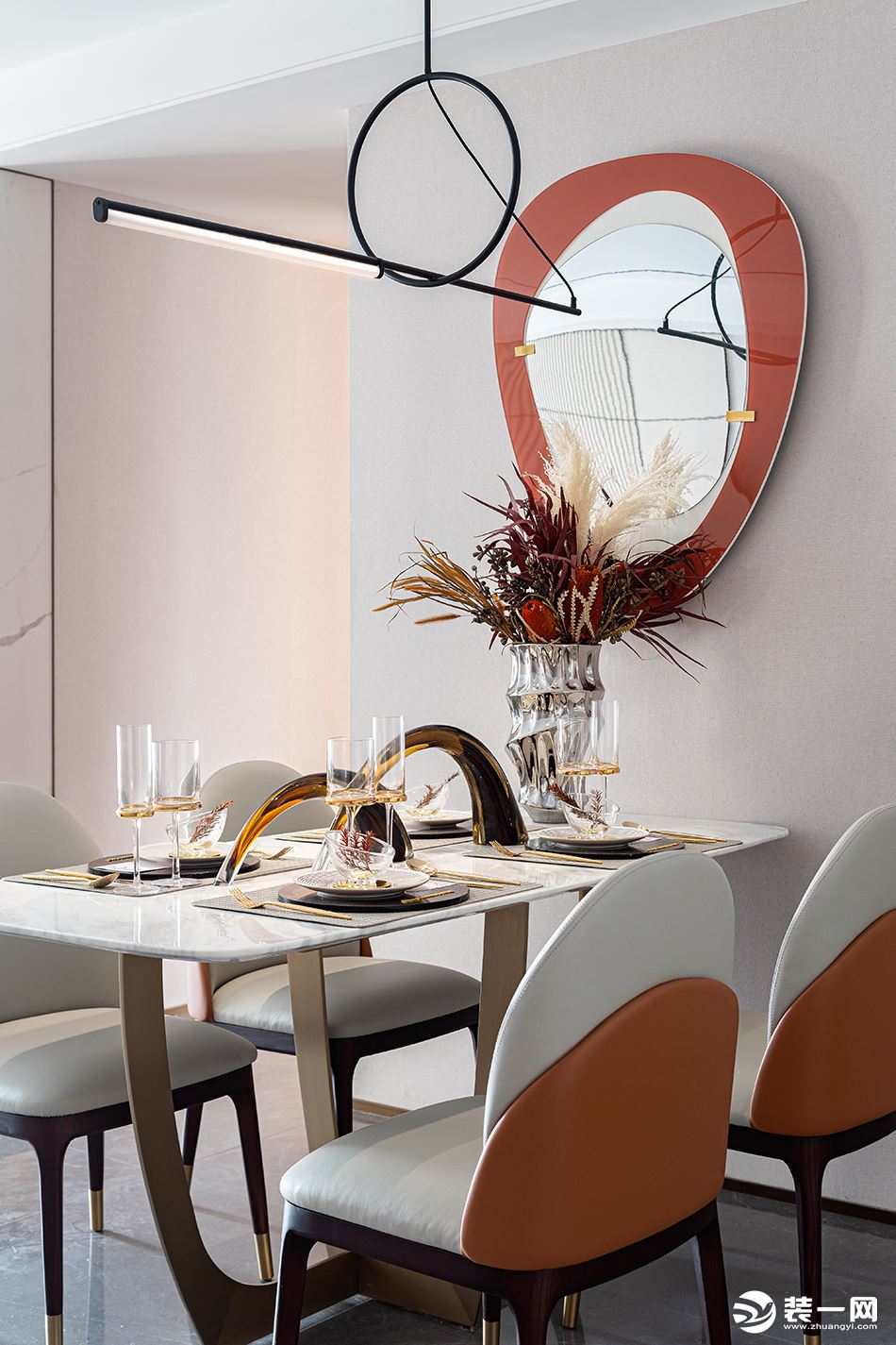 餐厅里橙色米色结合的餐椅，与客厅的沙发遥相呼应。