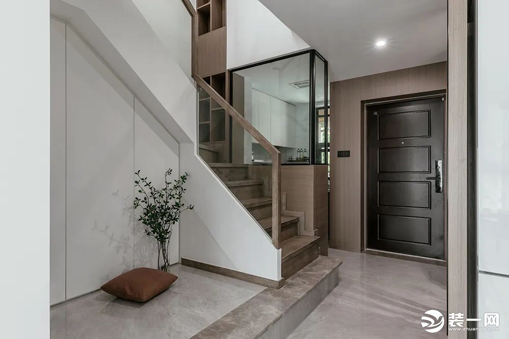 楼梯下方大理石铺设而成的休闲区，增强了整体空间的互动性，实木铺设的楼梯与整屋质朴的风格一样清新温暖。
