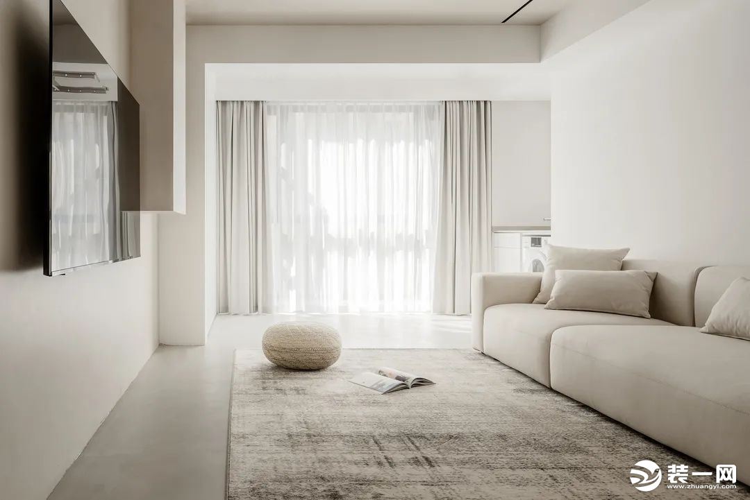客厅浅色调极简风，以模糊和留白方式，让人拥有更多空间遐想。