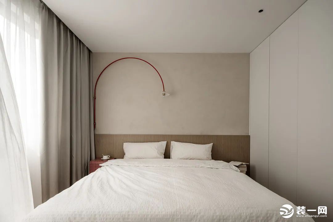 卧室继续简洁装修，淡雅沉稳的色泽，使得睡眠空间更加的深邃放松。
