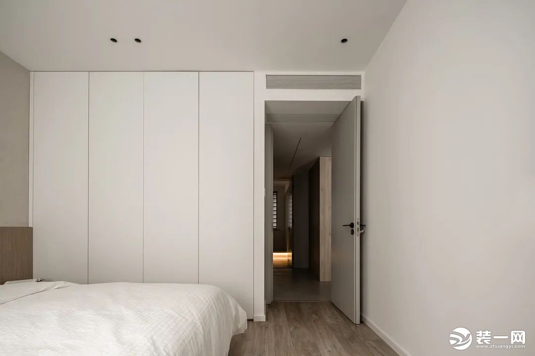 通体白色的衣柜，无明装门把手设计，宛如一面实质墙体，清晰的线条感，简洁大方,不失美感。