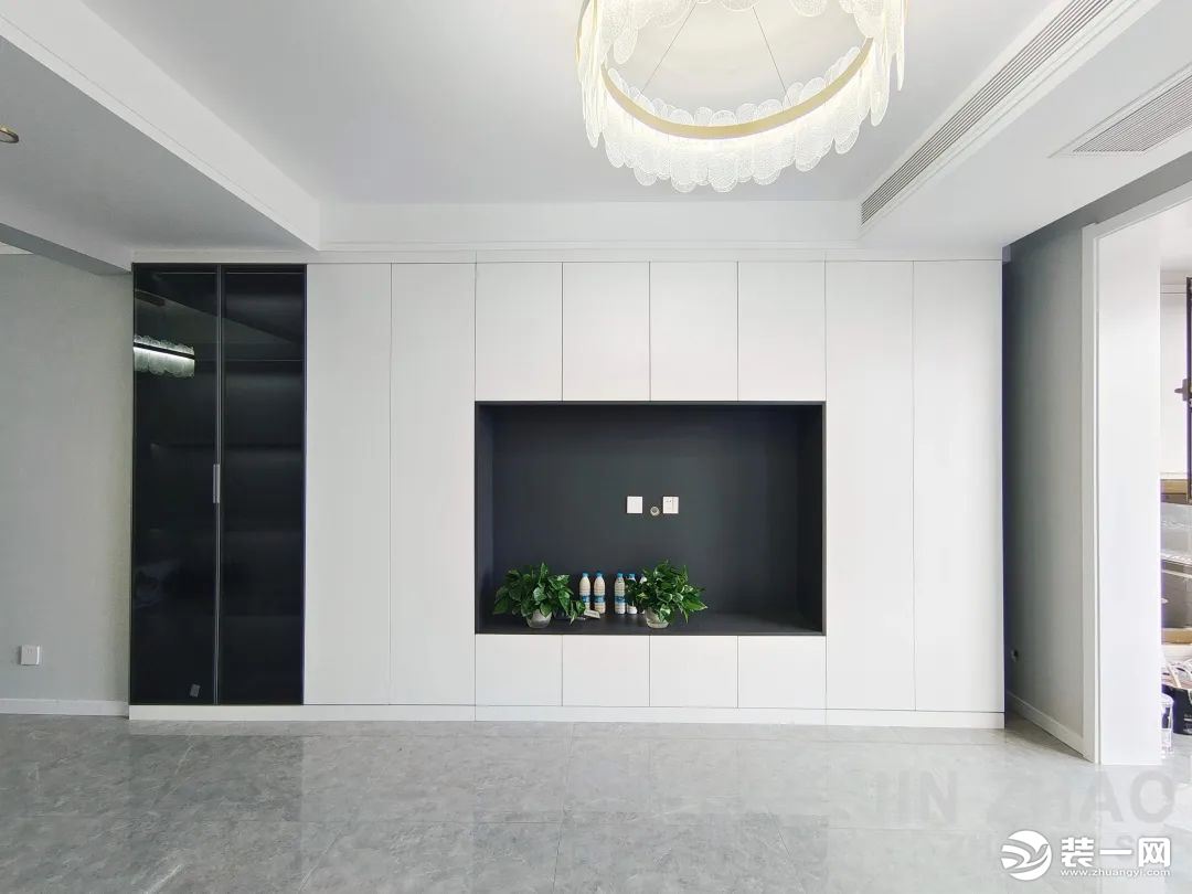 收纳柜做电视墙，极简黑白色配色简约大气。