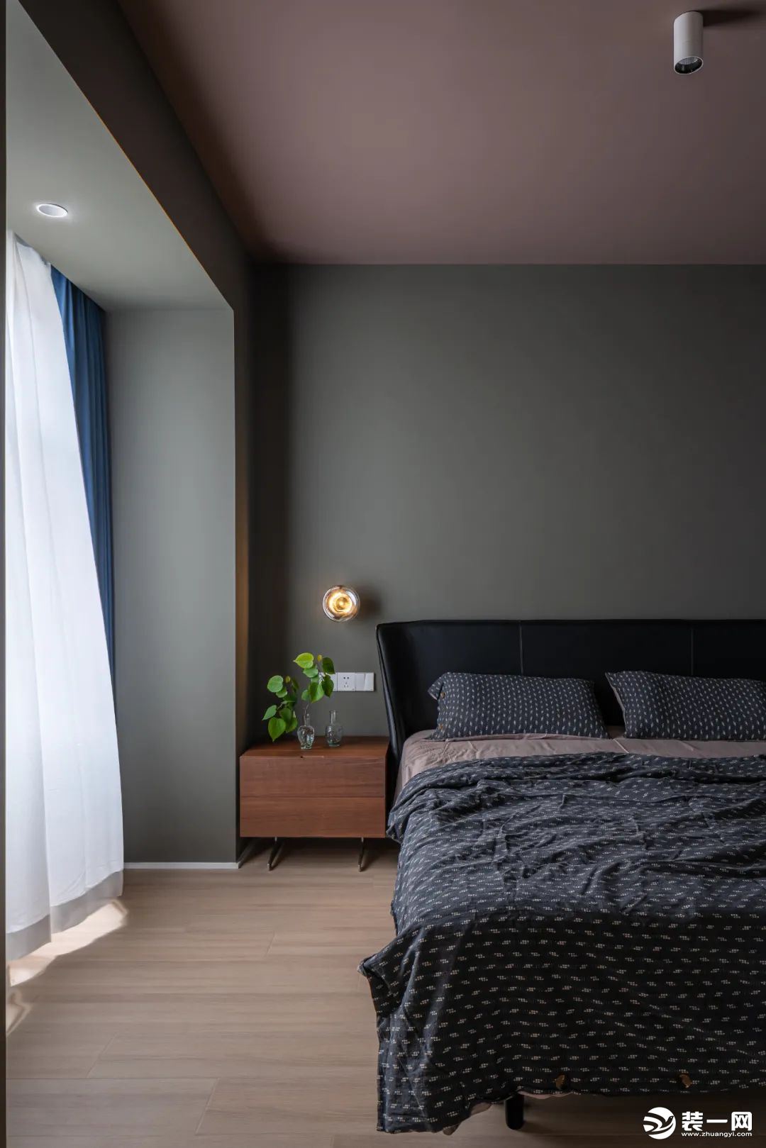 深色卧室内部和客厅白净形成鲜明对比，两种不同色系场域，表达着生活里两种截然不同需求。