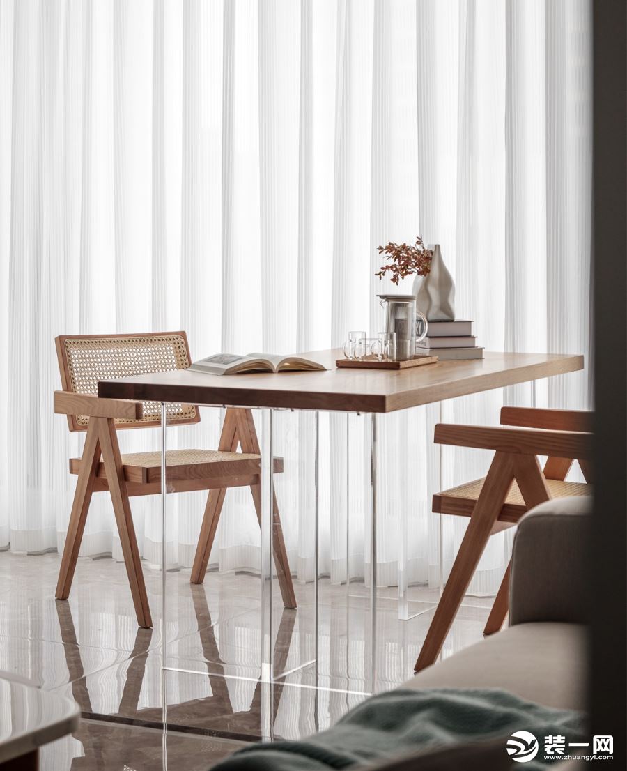 素雅的木质桌面让空间温和怡人，白色的亚克力桌腿既不会阻挡阳光的照射，又能彰显出设计的现代感。