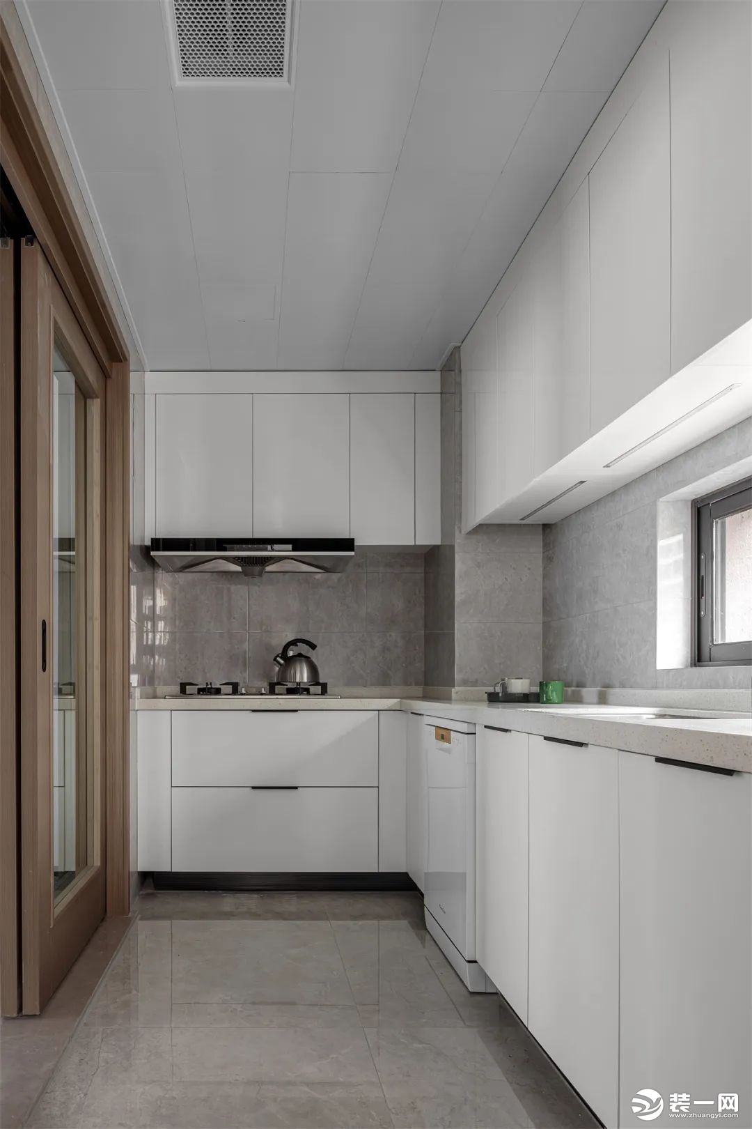 白色的收纳柜和操作台使厨房一眼望去洁净清爽，内部功能齐全，提供最舒适的烹饪环境。