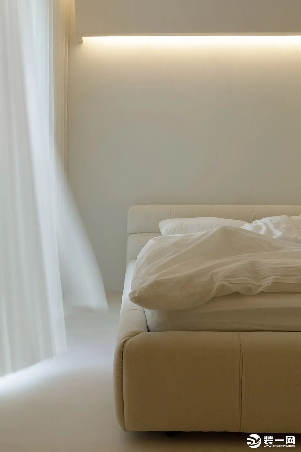 主卧以简单、舒适为主题，米色的床品和地板搭配暖色的灯光，使卧室的温馨感倍增，营造出宁静平和的休憩环境