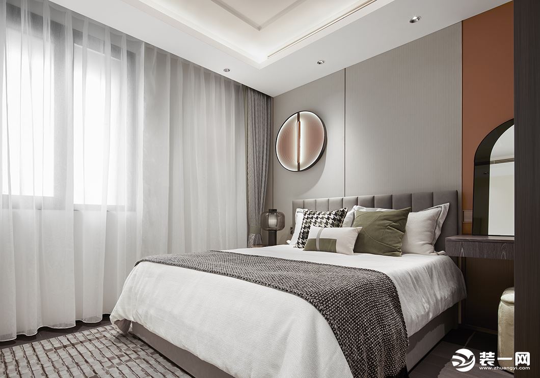 低饱和度的色系给四层卧室带来舒适和谐的视觉感受，整个空间弥散温雅的气息，给人带来一份直抵心灵的美好。