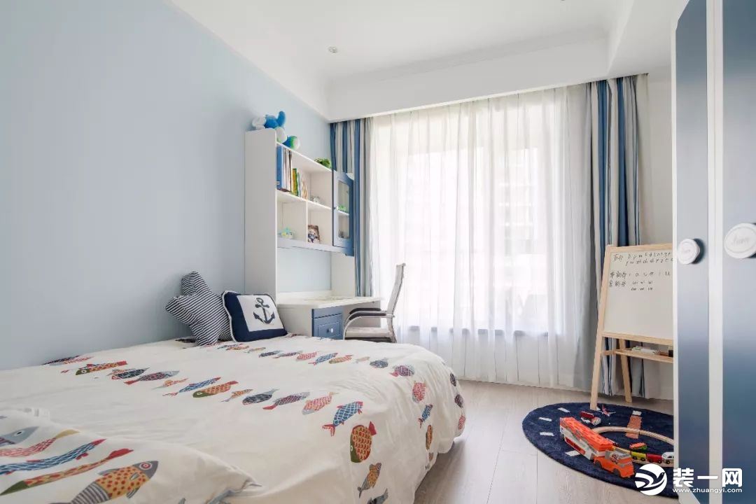 儿童房整体采用蓝白拼色，床靠墙布置，留出了较宽的活动空间，也保持了流畅的动线。