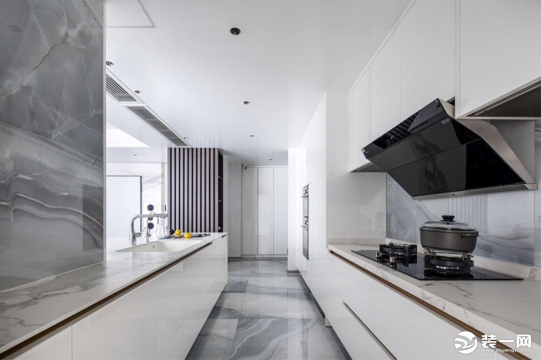 为了避免视线遮挡，设计师将厨房改造为开放式，让观者的视野在进门时便穿透整个区域。