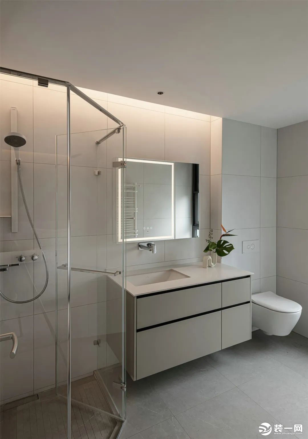 卫生间以灰、白色作为主色调，呈现出静洁的洗浴环境。