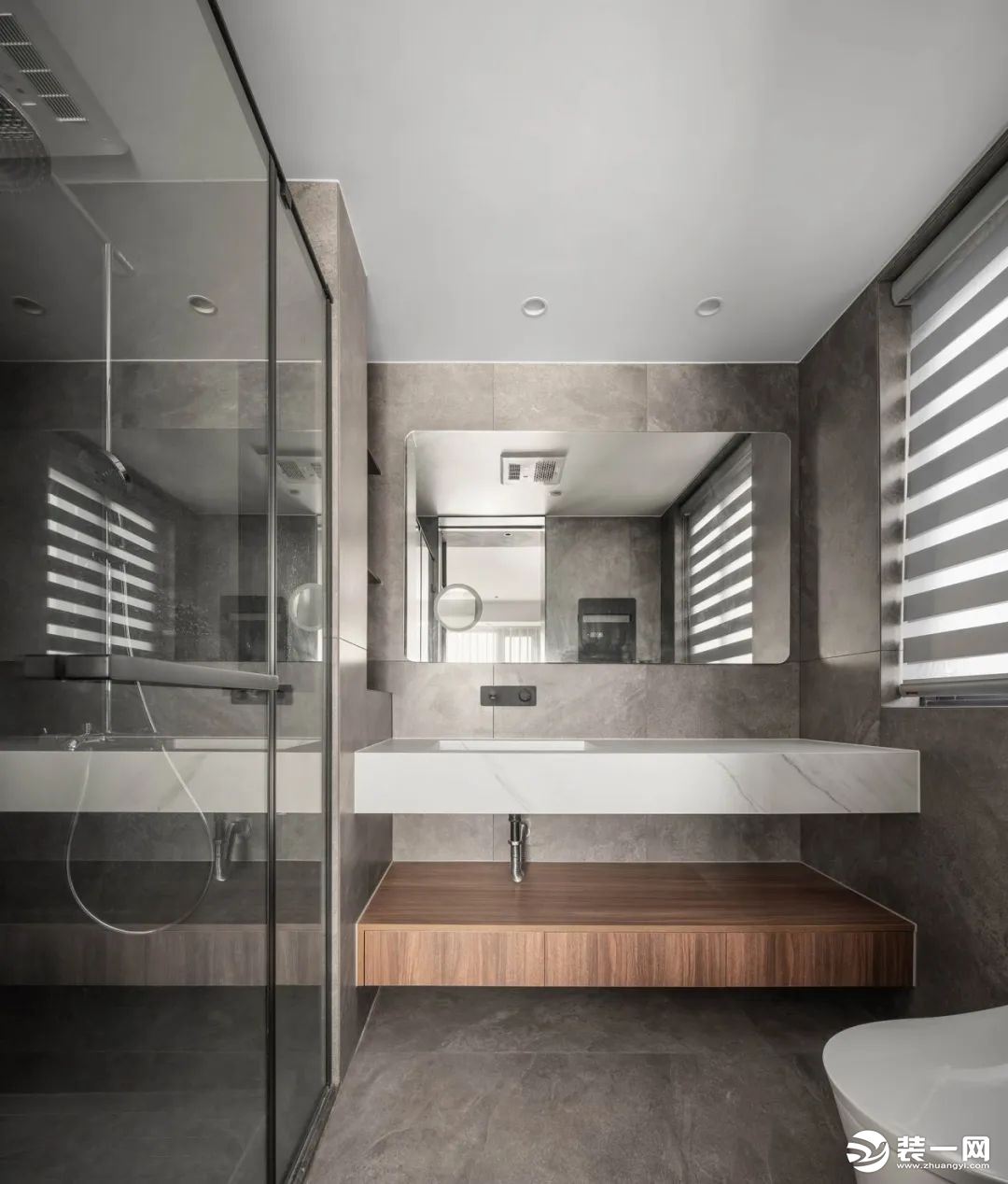 卫生间呼应整体色调选用木色与白色搭配，简约大方。干湿分离的设计看起来优雅美观，更加卫生。