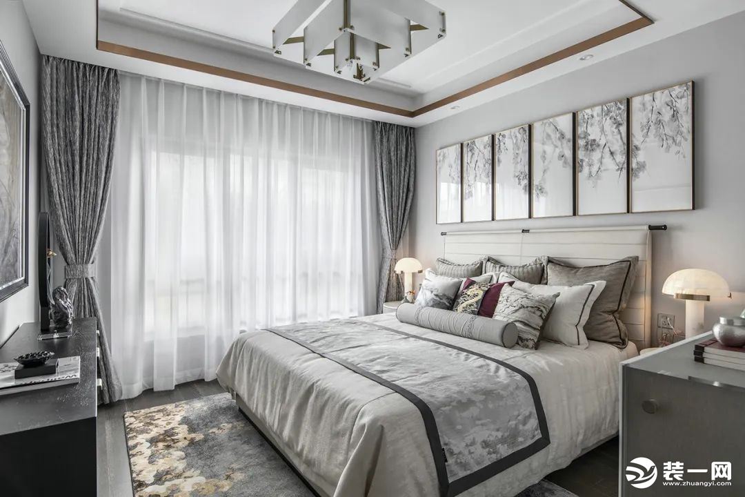 卧室浅灰色调，素雅极了，给人舒适纯粹的感觉。床头背景墙上的这一排挂画饰品，不仅搭配协调，更气质高雅。