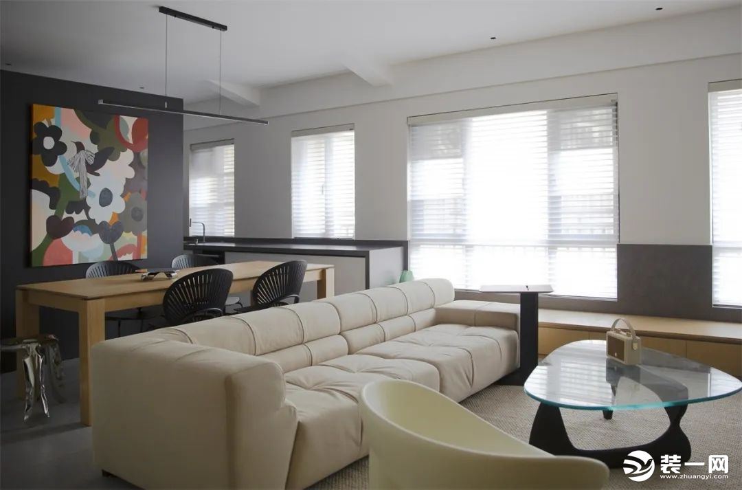 开放式的客厅布局空间开阔宽敞，米色的沙发凸显舒适氛围。