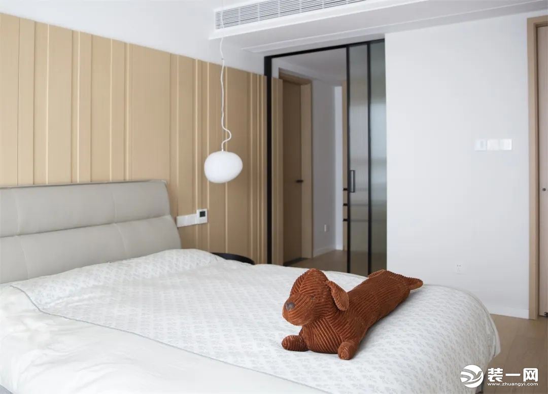 大面积的不规则原木墙板拼接，木色地板搭配皮质软床，装扮出一个温馨雅致的休息空间。