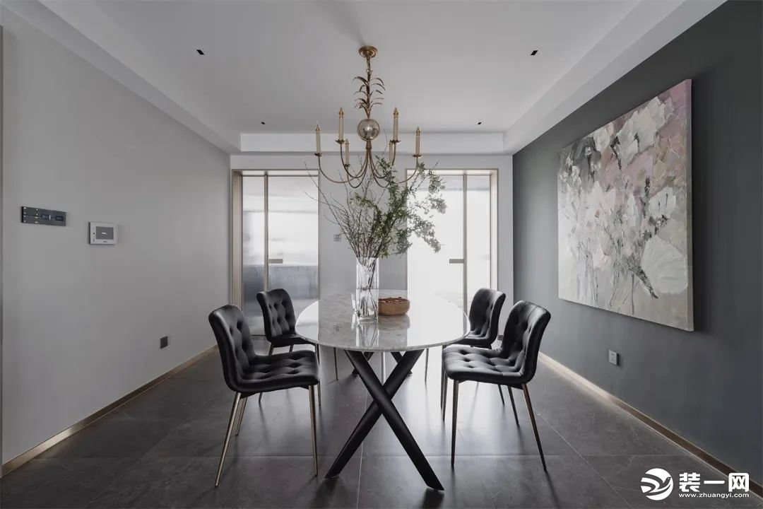 优雅的长条餐桌打破传统格局，创造了视觉呼应效果，搭配黑色皮质的餐椅，缔造舒朗开阔的用餐空间。