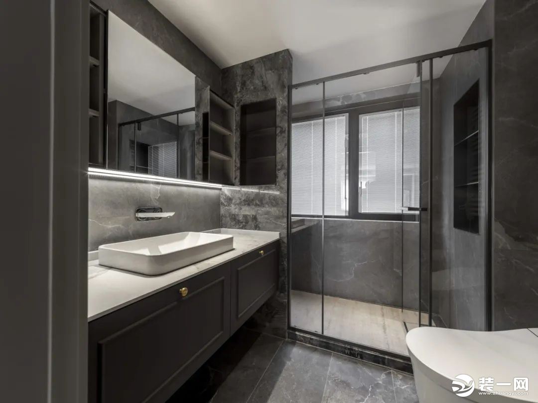 连通主卧的卫生间采用干湿分离的设计，淋浴区和洗漱台都打造了壁龛，增大了收纳空间。