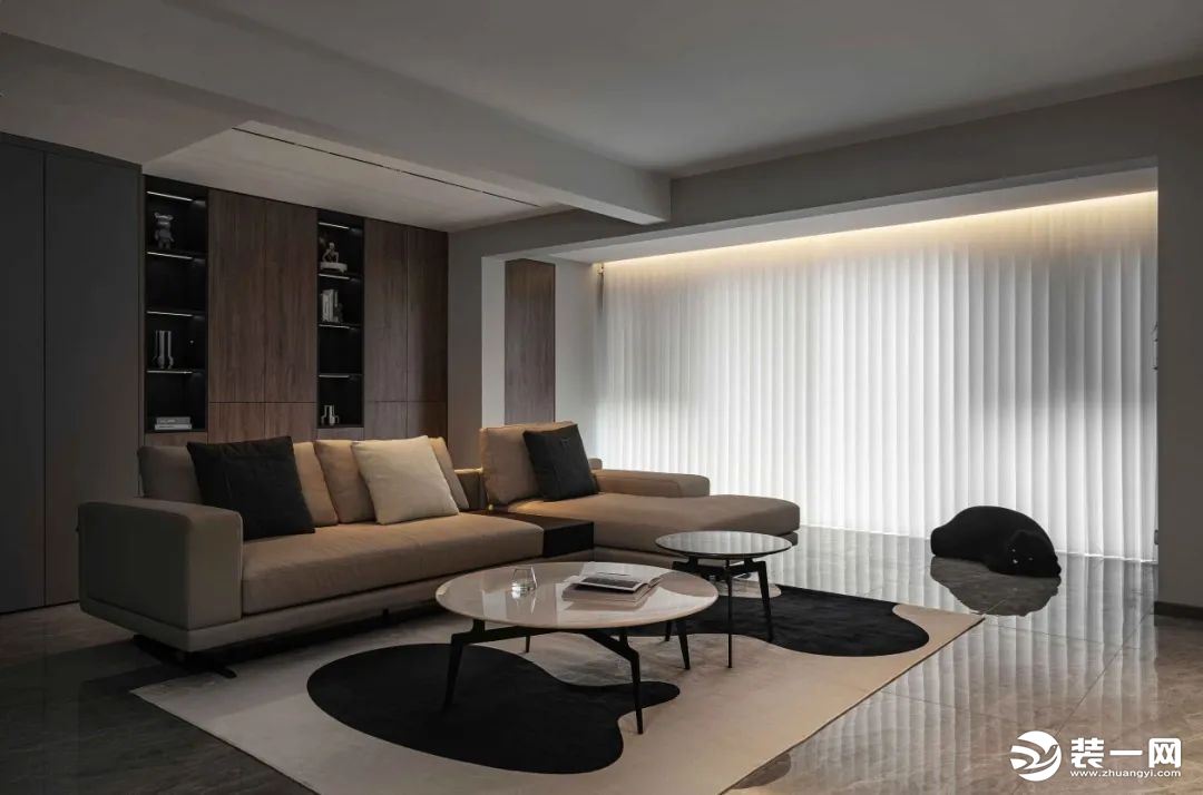 无主灯设计使空间看起来宽阔清爽，大理石的沙发背景墙与大理石地砖相得益彰，搭配方形布艺沙发，简约优雅。