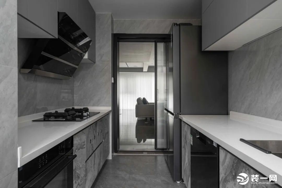 厨具与电器的收纳于橱柜的中端，很好的利用了空间，展现出现代主义下的空间美学。