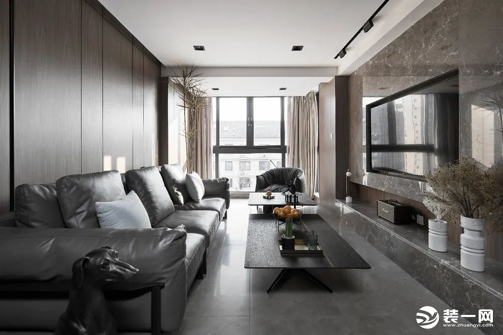 整个客厅以现代风的空间布置，加入时尚的石材、木饰面等质感，营造出一种时尚优雅而高级的空间气息。
