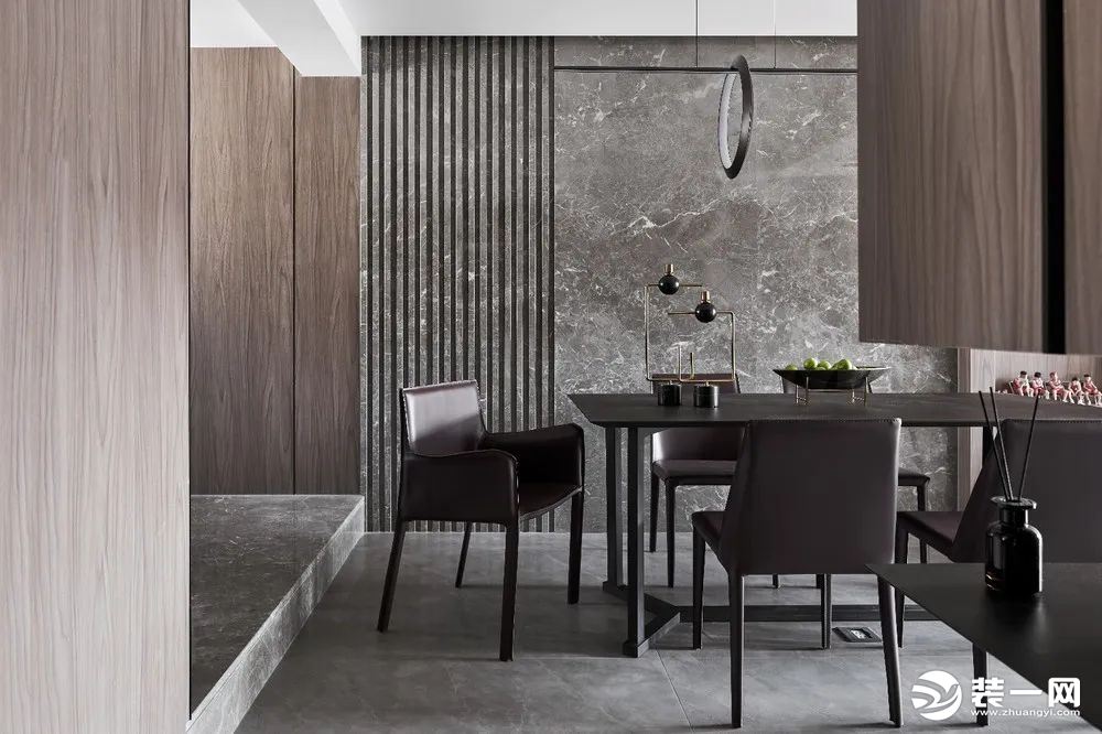 背景墙以拉槽造型的岩板+木饰面材质，搭配上深色实木餐桌+皮艺餐椅的组合，营造了一个现代端庄的用餐空间