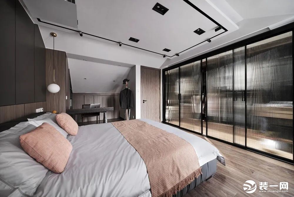 主卧空间面积较大，床尾墙以玻璃推拉门的设计，加入时尚高级的设计元素，营造现代大方的居住氛围感。
